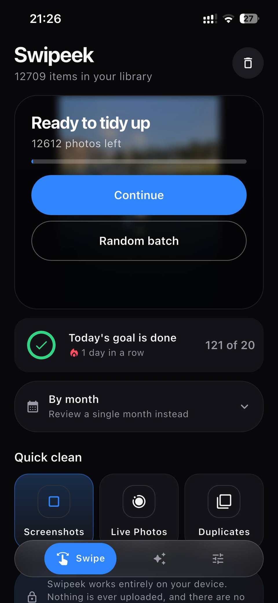 Swipeek home screen with a library summary, monthly progress bars and quick clean shortcuts